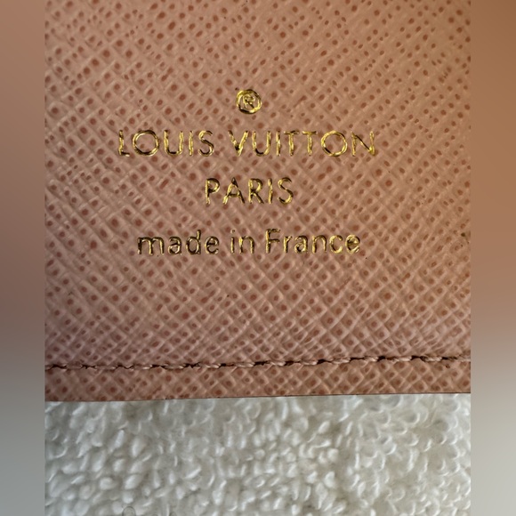 🚨SOLD🚨Louis Vuitton with COA Damier Ebene Zoe Wallet Rose Ballerine. - Picture 8 of 13